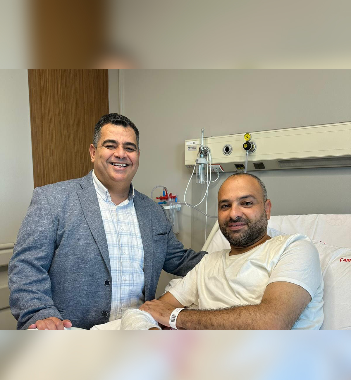 "هنية" يطمئن على سلامة المصور الصحفي "أشرف أبو عمرة"